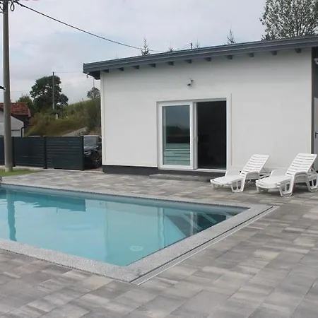 Feriehus Apartma Z Bazenom