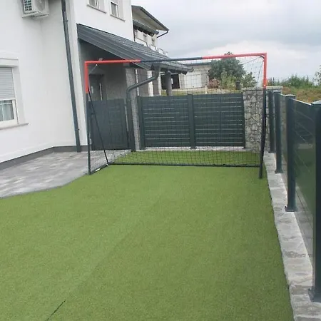 Apartma Z Bazenom * Cazin